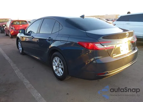 2025 Toyota Camry Le z USA, uszkodzony, nr VIN 4T1DAACK3SU561155
